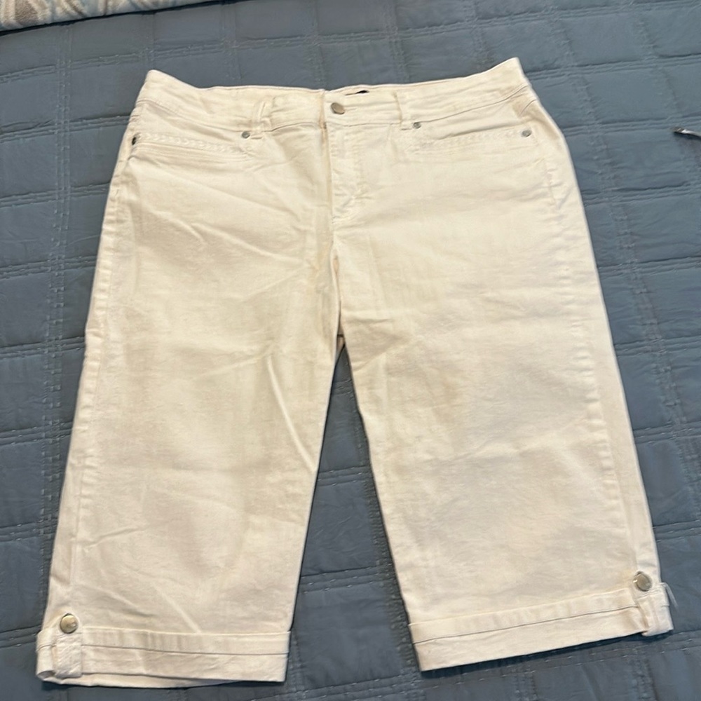 Gloria Vanderbilt, skimmer white Capri jeans